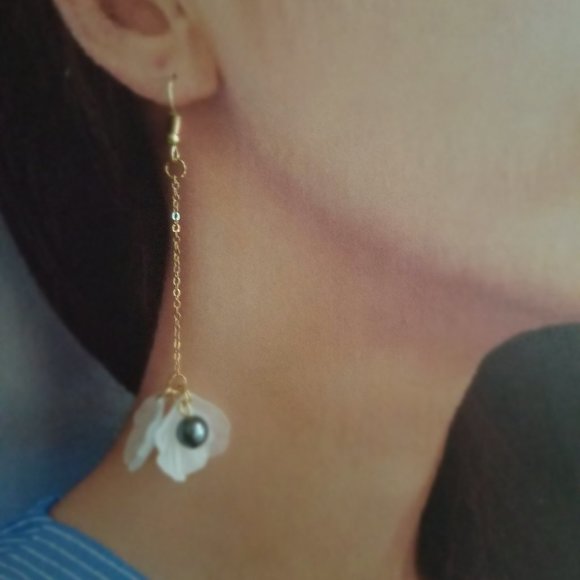 Mismatched Petal Earring - Picture 2 of 3